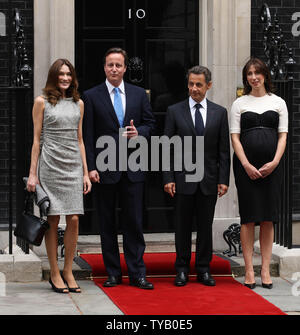 L-R Carla Bruni,le premier ministre britannique, David Cameron, le président français Nicolas Sarkozy et Samantha Cameron posent pour les médias à l'extérieur no 10 Downing Street à Londres, le vendredi 18 juin 2010.Le Président Sarkozy est en visite à Londres pour commémorer le président Charles de Gaulle célèbre diffusé à des forces de résistance dans la France de l'occupation nazie. UPI/Hugo Philpott Banque D'Images