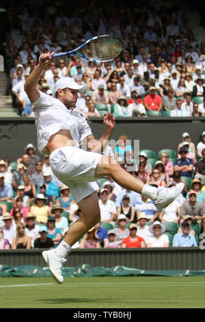 Andy Roddick américain au milieu de l'air dans son match contre la France, Michael Llodra sur le troisième jour de la Wimbledon Wimbledon dans le mercredi 23 juin 2010. UPI/Hugo Philpott Banque D'Images