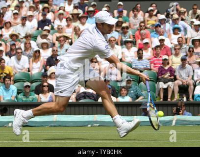 Andy Roddick américain s'étend sur la balle dans son match contre la France, Michael Llodra sur le troisième jour de la Wimbledon Wimbledon dans le mercredi 23 juin 2010. UPI/Hugo Philpott Banque D'Images