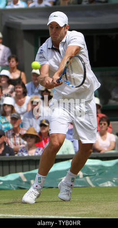 Américain Andy Roddick joue un revers dans son match contre la France, Michael Llodra sur le troisième jour de la Wimbledon Wimbledon dans le mercredi 23 juin 2010. UPI/Hugo Philpott Banque D'Images