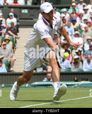 Andy Roddick américain s'étend sur la balle dans son match contre la France, Michael Llodra sur le troisième jour de la Wimbledon Wimbledon dans le mercredi 23 juin 2010. UPI/Hugo Philpott Banque D'Images