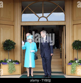 Sa Majesté la Reine Elizabeth 11 entretiens avec le président de la All England Club Tim Phillips à l'extérieur centre court le quatrième jour de la Wimbledon Wimbledon dans le jeudi 24 juin 2010. Il s'agit de la première visite jusqu'à Wimbledon par la reine depuis le jubilé d'argent en 1977. UPI/Hugo Philpott Banque D'Images