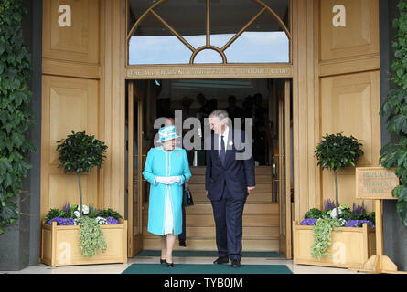 Sa Majesté la Reine Elizabeth 11 entretiens avec le président de la All England Club Tim Phillips à l'extérieur centre court le quatrième jour de la Wimbledon Wimbledon dans le jeudi 24 juin 2010. Il s'agit de la première visite jusqu'à Wimbledon par la reine depuis le jubilé d'argent en 1977. UPI/Hugo Philpott Banque D'Images