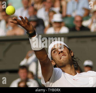 Rafael Nadal l'Espagne contre l'Allemagne sert's Philip Petzschner le sixième jour du tournoi de Wimbledon à Wimbledon le 26 juin 2010. UPI/Hugo Philpott Banque D'Images