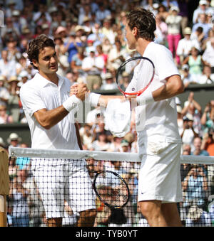 Un Tchèque Tomas Berdych victorieux remporteront secoue la Suisse opposant Roger Federer à la main le tournoi de Wimbledon à Wimbledon le 30 juin 2010.Berdych a battu Federer 6-4,3-6,6-1,6-4. . UPI/Hugo Philpott Banque D'Images