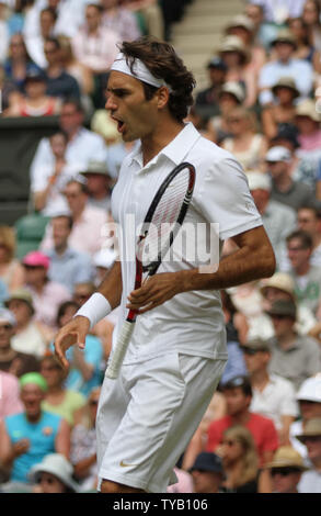 Roger Federer Suisse réagit dans son quart de finale avec le Tchèque Tomas Berdych à Wimbledon à Wimbledon le 30 juin 2010.Berdych a battu Federer 6-4,3-6,6-1,6-4. UPI/Hugo Philpott Banque D'Images