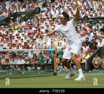 Roger Federer suisse joue un revers dans son quart de finale avec le Tchèque Tomas Berdych à Wimbledon à Wimbledon le 30 juin 2010.Berdych a battu Federer 6-4,3-6,6-1,6-4. UPI/Hugo Philpott Banque D'Images