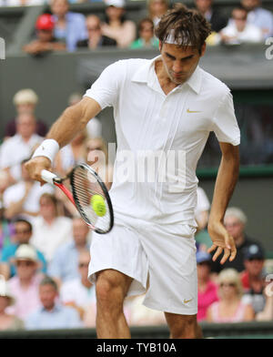 Roger Federer suisse joue un revers dans son quart de finale avec le Tchèque Tomas Berdych à Wimbledon à Wimbledon le 30 juin 2010.Berdych a battu Federer 6-4,3-6,6-1,6-4. UPI/Hugo Philpott Banque D'Images