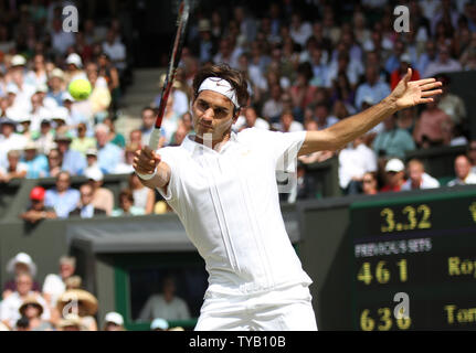 Roger Federer suisse joue un revers dans son quart de finale avec le Tchèque Tomas Berdych à Wimbledon à Wimbledon le 30 juin 2010.Berdych a battu Federer 6-4,3-6,6-1,6-4. UPI/Hugo Philpott Banque D'Images