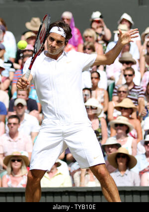 Roger Federer suisse joue un revers dans son quart de finale avec le Tchèque Tomas Berdych à Wimbledon à Wimbledon le 30 juin 2010.Berdych a battu Federer 6-4,3-6,6-1,6-4. UPI/Hugo Philpott Banque D'Images