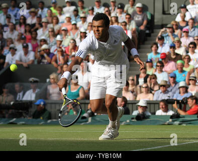 France's Jo-Wilfred Tsonga joue contre Andy Murray la Grande-Bretagne au Wimbledon championships à Wimbledon le 30 juin 2010.Murray a battu Tsonga 6-7.7-6,6-2,6-2 UPI/Hugo Philpott Banque D'Images