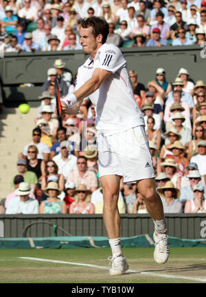 Andy Murray La Grande-Bretagne joue contre France's Jo-Wilfred Tsonga au tournoi de Wimbledon à Wimbledon le 30 juin 2010.Murray a battu Tsonga 6-7.7-6,6-2,6-2 UPI/Hugo Philpott Banque D'Images