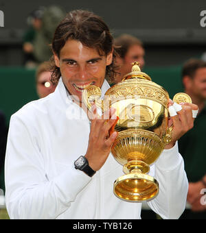 Rafael Nadal l'Espagne mord le trophée gagnants après la victoire en finale contre le mens République Tchèque Thomas Berdych au Wimbledon championships à Wimbledon le 4 juillet 2010. UPI/Hugo Philpott Banque D'Images