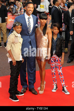 Acteurs américains Jaden Smith, Will Smith, l'actrice Jada Pinkett Smith Willow Smith et assister à la première de 'Karaté Kid' à Odéon, Leicester Square à Londres le 15 juillet 2010. Rune Hellestad/UPI Banque D'Images