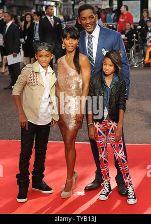 Acteurs américains Jaden Smith, Will Smith, l'actrice Jada Pinkett Smith Willow Smith et assister à la première de 'Karaté Kid' à Odéon, Leicester Square à Londres le 15 juillet 2010. Rune Hellestad/UPI Banque D'Images