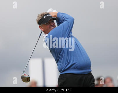 Ecosse de Colin Montgomerie entraîne la balle sur le tee 17e lors de la deuxième journée du championnat ouvert à St.Andrews, en Écosse, le 16 juillet 2010. UPI/Hugo Philpott Banque D'Images