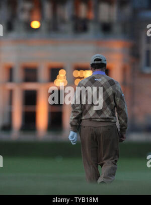 American Tom Watson se dirige vers le club house sur le 18e vert sur la deuxième journée du championnat ouvert à St.Andrews, en Écosse, le 16 juillet 2010. UPI/Hugo Philpott Banque D'Images