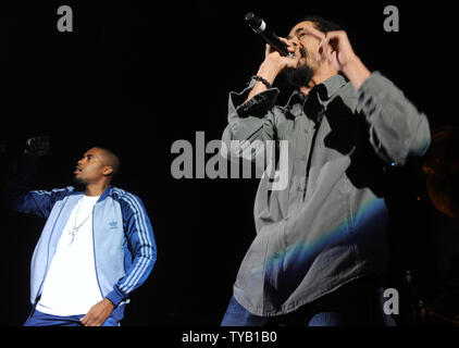 Le rappeur américain Nas et de l'artiste jamaïcain de reggae Damian Jr Gong Marley effectuer au Hammersmith Apollo à Londres le 20 juillet 2010. Rune Hellestad/UPI Banque D'Images