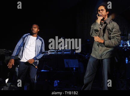 Le rappeur américain Nas et de l'artiste jamaïcain de reggae Damian Jr Gong Marley effectuer au Hammersmith Apollo à Londres le 20 juillet 2010. Rune Hellestad/UPI Banque D'Images