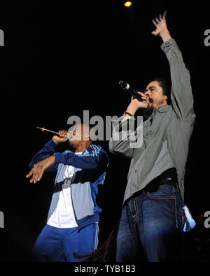 Le rappeur américain Nas et de l'artiste jamaïcain de reggae Damian Jr Gong Marley effectuer au Hammersmith Apollo à Londres le 20 juillet 2010. Rune Hellestad/UPI Banque D'Images