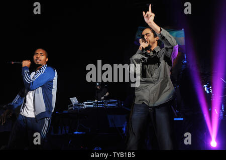 Le rappeur américain Nas et de l'artiste jamaïcain de reggae Damian Jr Gong Marley effectuer au Hammersmith Apollo à Londres le 20 juillet 2010. Rune Hellestad/UPI Banque D'Images