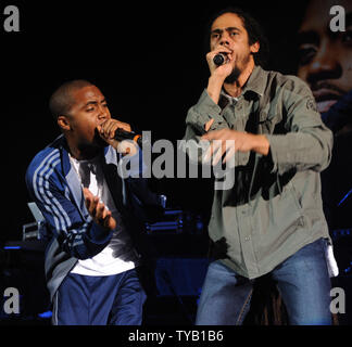 Le rappeur américain Nas et de l'artiste jamaïcain de reggae Damian Jr Gong Marley effectuer au Hammersmith Apollo à Londres le 20 juillet 2010. Rune Hellestad/UPI Banque D'Images