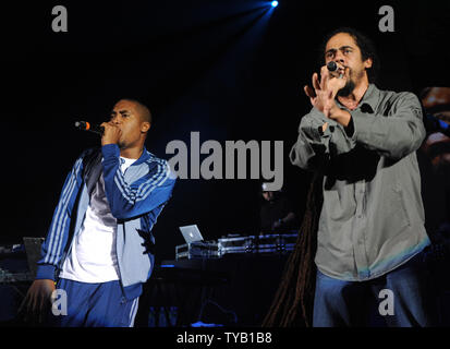 Le rappeur américain Nas et de l'artiste jamaïcain de reggae Damian Jr Gong Marley effectuer au Hammersmith Apollo à Londres le 20 juillet 2010. Rune Hellestad/UPI Banque D'Images