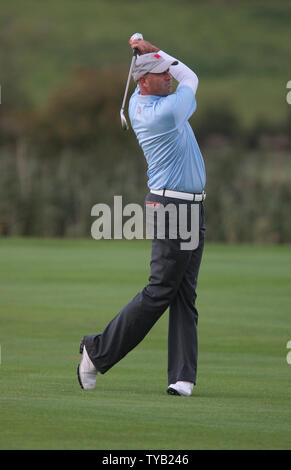 Le Team USA Stewart Cink joue sur la 8e fairway le premier jour de l'édition 2010 de la Ryder Cup au Celtic Manor Resort à Newport, au Pays de Galles, le 01 octobre 2010. UPI/Hugo Philpott Banque D'Images