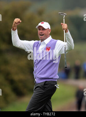 Le Team USA Stewart Cink célèbre son long putt sur le 17e vert au deuxième jour de la Ryder Cup 2010 au Celtic Manor Resort à Newport au Pays de Galles le 02 octobre 2010. UPI/Hugo Philpott Banque D'Images