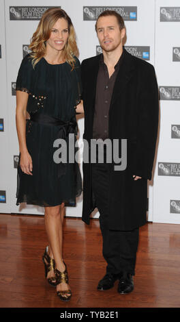 L'actrice américaine Hilary Swank et acteur Sam Rockwell assister à une photo appel de 'Conviction' à vue, de Leicester Square à Londres le 15 octobre 2010. Rune Hellestad/UPI Banque D'Images