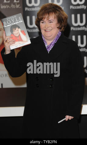 La chanteuse britannique Susan Boyle assiste à une signature de son autobiographie "La femme que j'étais né pour être' à Waterstone's de Piccadilly, à Londres le 16 octobre 2010. Rune Hellestad/UPI Banque D'Images