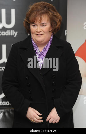 La chanteuse britannique Susan Boyle assiste à une signature de son autobiographie "La femme que j'étais né pour être' à Waterstone's de Piccadilly, à Londres le 16 octobre 2010. Rune Hellestad/UPI Banque D'Images