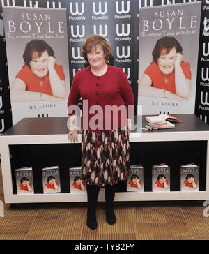 La chanteuse britannique Susan Boyle assiste à une signature de son autobiographie "La femme que j'étais né pour être' à Waterstone's de Piccadilly, à Londres le 16 octobre 2010. Rune Hellestad/UPI Banque D'Images