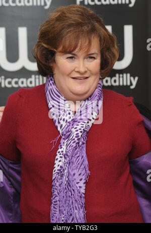 La chanteuse britannique Susan Boyle assiste à une signature de son autobiographie "La femme que j'étais né pour être' à Waterstone's de Piccadilly, à Londres le 16 octobre 2010. Rune Hellestad/UPI Banque D'Images