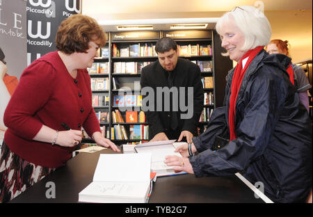 La chanteuse britannique Susan Boyle assiste à une signature de son autobiographie "La femme que j'étais né pour être' à Waterstone's de Piccadilly, à Londres le 16 octobre 2010. Rune Hellestad/UPI Banque D'Images