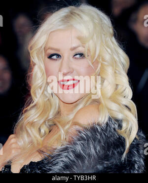 La chanteuse/actrice Christina Aguilera assiste à la première de 'Burlesque' à l'Empire, de Leicester Square à Londres le 13 décembre 2010. Rune Hellestad/UPI Banque D'Images