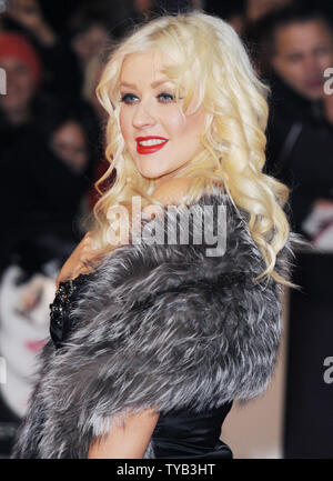 La chanteuse/actrice Christina Aguilera assiste à la première de 'Burlesque' à l'Empire, de Leicester Square à Londres le 13 décembre 2010. Rune Hellestad/UPI Banque D'Images