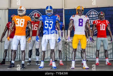 Des mannequins vêtus de l'uniforme de l'équipe de football collégial à NFL Draft 2019 Nissan Stadium, Nashville, Tennessee, USA. Banque D'Images