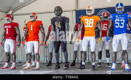 Des mannequins vêtus de l'uniforme de l'équipe de football collégial à NFL Draft 2019 Nissan Stadium, Nashville, Tennessee, USA. Banque D'Images