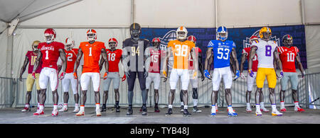 Des mannequins vêtus de l'uniforme de l'équipe de football collégial à NFL Draft 2019 Nissan Stadium, Nashville, Tennessee, USA. Banque D'Images