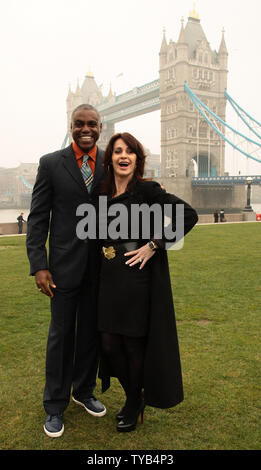 L'Olympien américain Carl Lewis pose avec l'Olympienne Roumaine Nadia Comaneci lors d'un photocall à lancer aux Jeux Olympiques 2012 Billets en vente aujourd'hui à l'Hôtel de ville,Londres le 15 mars 2011. UPI/Hugo Philpott Banque D'Images