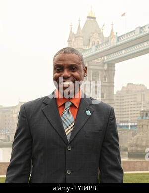 L'Olympien américain Carl Lewis lève jusqu'Olympien Roumaine Nadia Comaneci lors d'un photocall à lancer aux Jeux Olympiques 2012 Billets en vente aujourd'hui à l'Hôtel de ville,Londres le 15 mars 2011. UPI/Hugo Philpott Banque D'Images