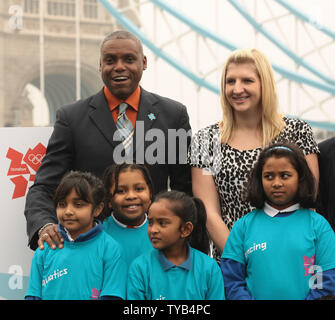 L'Olympien américain Carl Lewis et de la championne olympique Rebecca Adlington posent à un photocall pour lancer aux Jeux Olympiques 2012 Billets en vente aujourd'hui à l'Hôtel de ville,Londres le 15 mars 2011. UPI/Hugo Philpott Banque D'Images