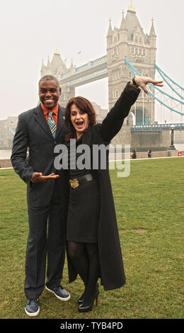 L'Olympien américain Carl Lewis lève jusqu'Olympien Roumaine Nadia Comaneci lors d'un photocall à lancer aux Jeux Olympiques 2012 Billets en vente aujourd'hui à l'Hôtel de ville,Londres le 15 mars 2011. UPI/Hugo Philpott Banque D'Images