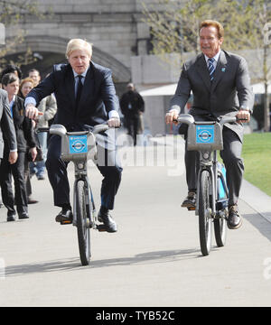 Acteur autrichien-/politicien Arnold Schwarzenegger et le maire de Londres, Boris Johnson, assister à une photo appel de 'Barclay's Cycle Hire Scheme" à l'Hôtel de ville de Londres le 31 mars 2011. Rune Hellestad/UPI Banque D'Images