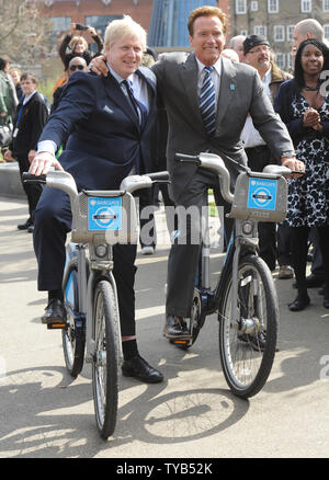 Acteur autrichien-/politicien Arnold Schwarzenegger et le maire de Londres, Boris Johnson, assister à une photo appel de 'Barclay's Cycle Hire Scheme" à l'Hôtel de ville de Londres le 31 mars 2011. Rune Hellestad/UPI Banque D'Images