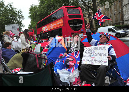 Les amateurs de Royal attendre dans leurs spots en face de Westminster Abby comme les derniers préparatifs sont en cours pour le mariage royal entre le Prince William et Kate Middleton, à Londres, le 28 avril 2011. Le Mariage Royal aura lieu le 29 avril prochain. UPI/Kevin Dietsch Banque D'Images