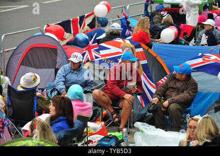 Les amateurs de Royal attendre dans leurs spots en face de Westminster Abby comme les derniers préparatifs sont en cours pour le mariage royal entre le Prince William et Kate Middleton, à Londres, le 28 avril 2011. Le Mariage Royal aura lieu le 29 avril prochain. UPI/Kevin Dietsch Banque D'Images