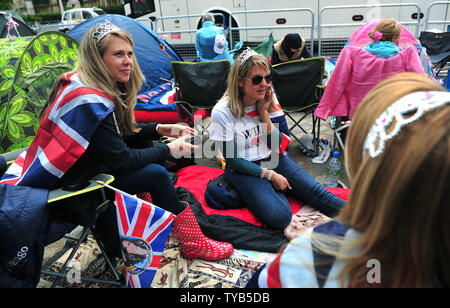 Les amateurs de Royal attendre dans leurs spots en face de Westminster Abby comme les derniers préparatifs sont en cours pour le mariage royal entre le Prince William et Kate Middleton, à Londres, le 28 avril 2011. Le mariage royal aura lieu le 29 avril prochain. UPI/Kevin Dietsch Banque D'Images