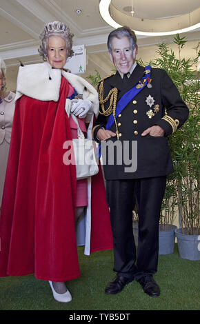 Des acteurs portant des masques et habillés comme des membres de la famille royale britannique effectuer dans une fenêtre d'un grand magasin Selfridges à Londres le 28 avril 2011. Les visiteurs de partout dans le monde devraient arriver à Londres cette semaine pour le mariage royal de S.A.R. le Prince William et Kate Middleton, qui aura lieu le 29 avril 2011. UPI/ David Silpa Banque D'Images